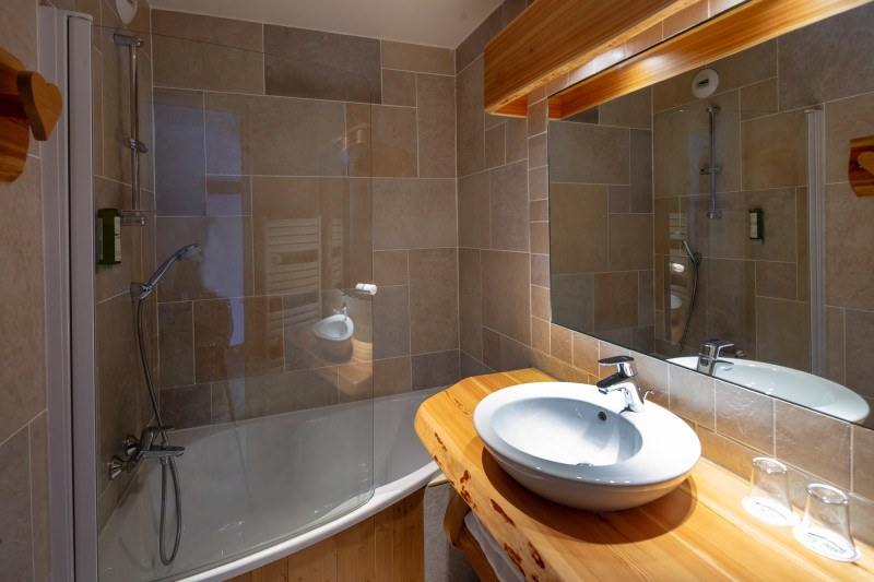 Bathroom studio for 3 people - © Hôtel Neige et Roc Bathroom studio for 3 people