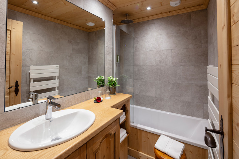 Bathroom triple room - © Hôtel Neige et Roc Bathroom triple room