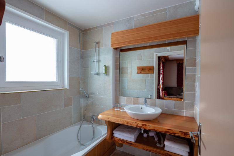 Bathroom studio for 2 people - © Hôtel Neige et Roc Bathroom studio for 2 people