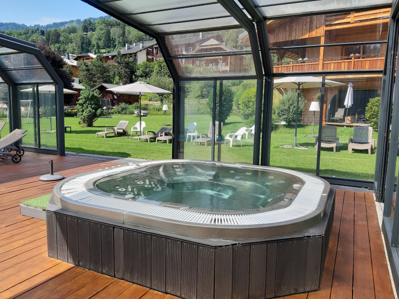 Outdoor Jacuzzi - © Hôtel le Gai Soleil Outdoor Jacuzzi