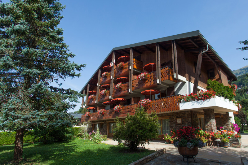 Façade résidence en été