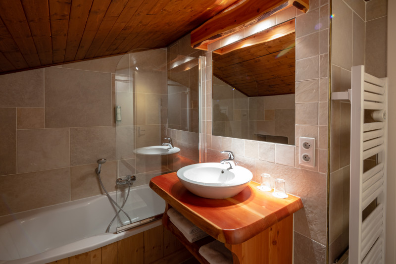 Salle de bain chambre studio communicant - © Hôtel Neige et Roc Salle de bain chambre studio communicant