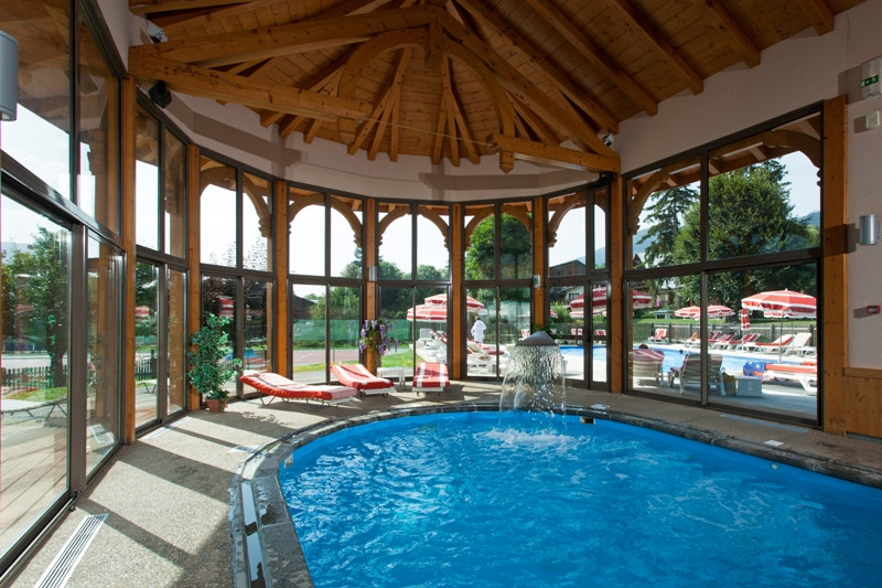 Piscine intérieure - © Hôtel Neige et Roc Piscine intérieure