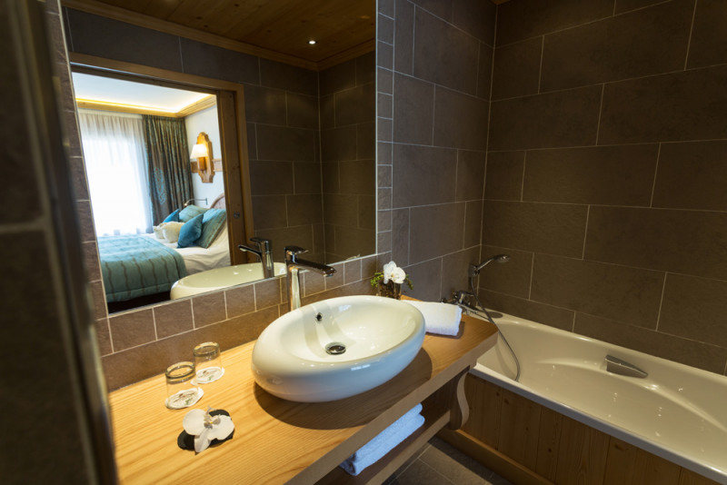 Salle de bain suite luxe - © Hôtel Neige et Roc Salle de bain suite luxe
