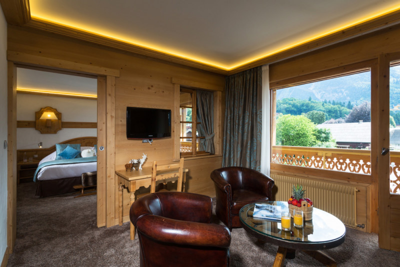Salon et chambre suite luxe - © Hôtel Neige et Roc Salon et chambre suite luxe