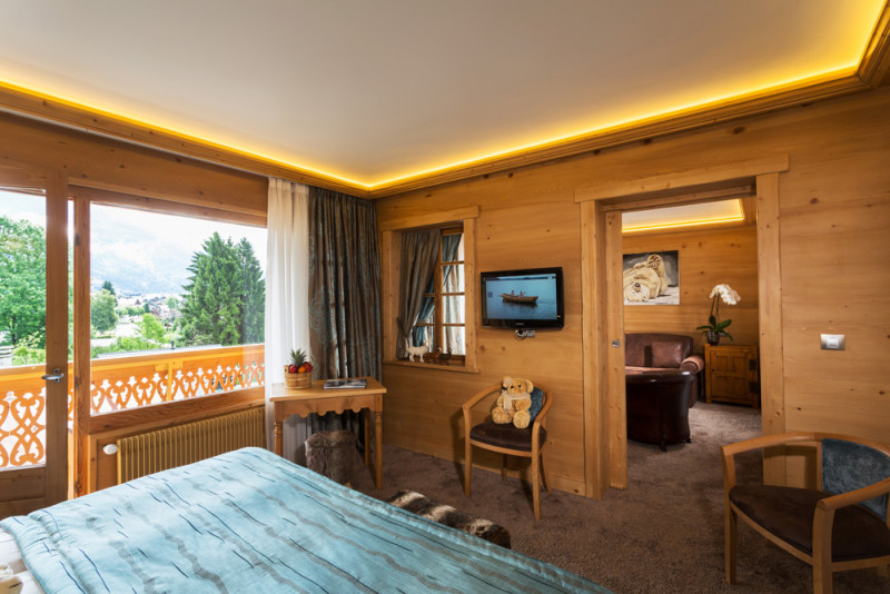 Bedroom and living room luxury suite - © Hôtel Neige et Roc Bedroom and living room luxury suite
