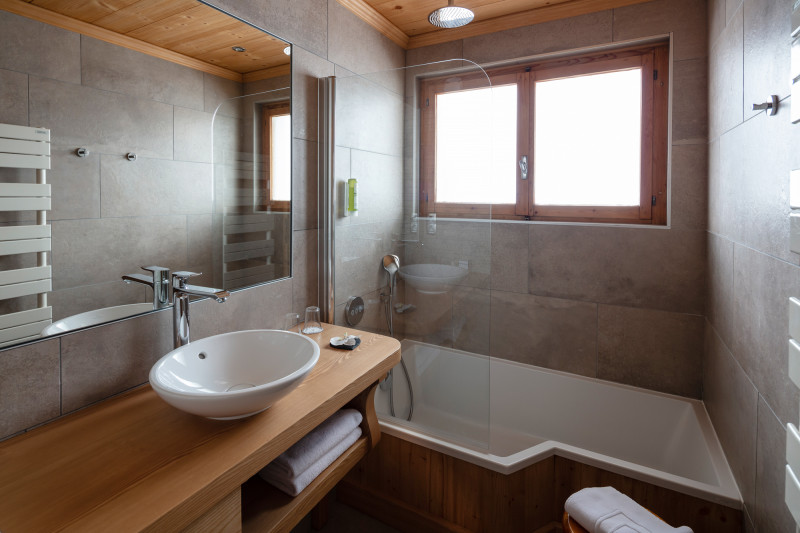 Salle de bain suite junior - © Hôtel Neige et Roc Salle de bain suite junior