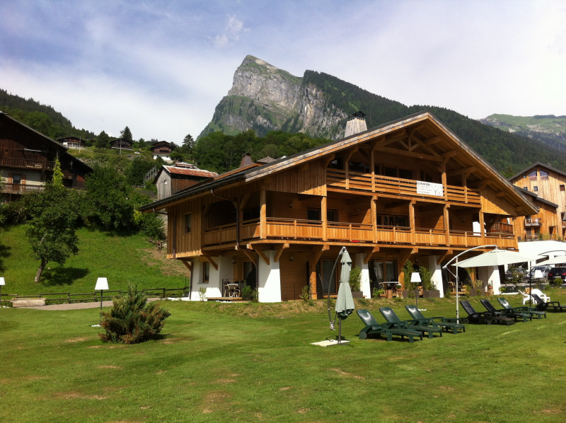 jardin 2000m² l'été - © Lodge le Grand Cerf jardin 2000m² l'été