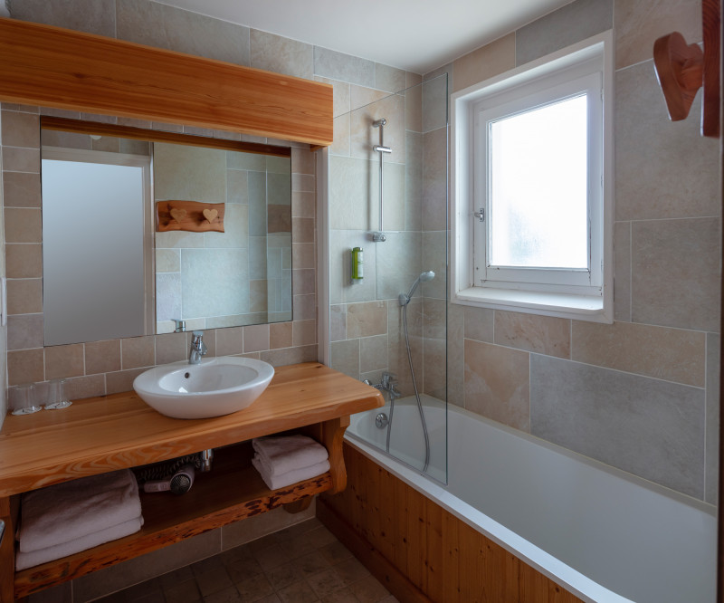 Salle de bain studio communicant - © Hôtel Neige et Roc Salle de bain studio communicant