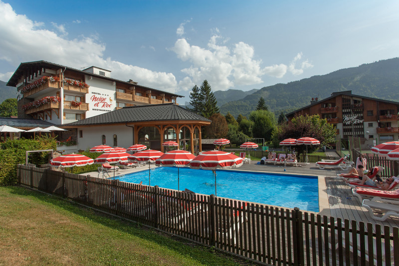 Piscine extérieure - © Hôtel Neige et Roc Piscine extérieure