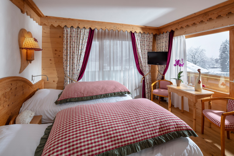 Chambre twin supérieure d'angle au sud - © Hôtel Neige et Roc Chambre twin supérieure d'angle au sud