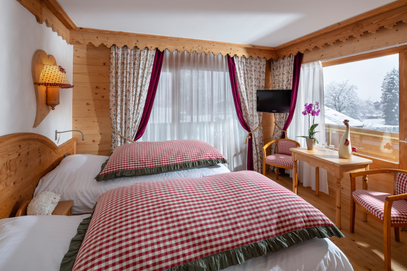 Chambre twin supérieure d'angle au sud - © Hôtel Neige et Roc Chambre twin supérieure d'angle au sud