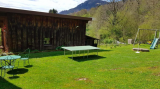 Salon de jardin avec table de ping-pong, toboggan, balançoire