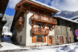 Chalet sous la neige