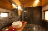 Salle de bain chambre rouge