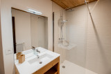 Salle de bain avec douche à l'italienne
