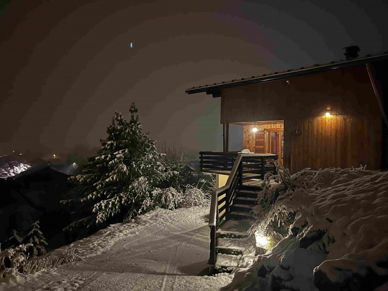 Chalet sous la neige