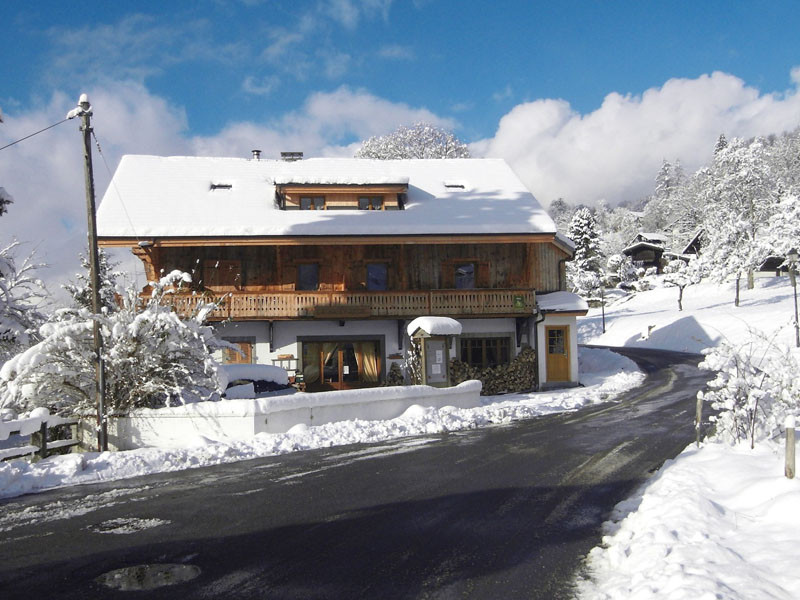 Vue sur le chalet en hiver