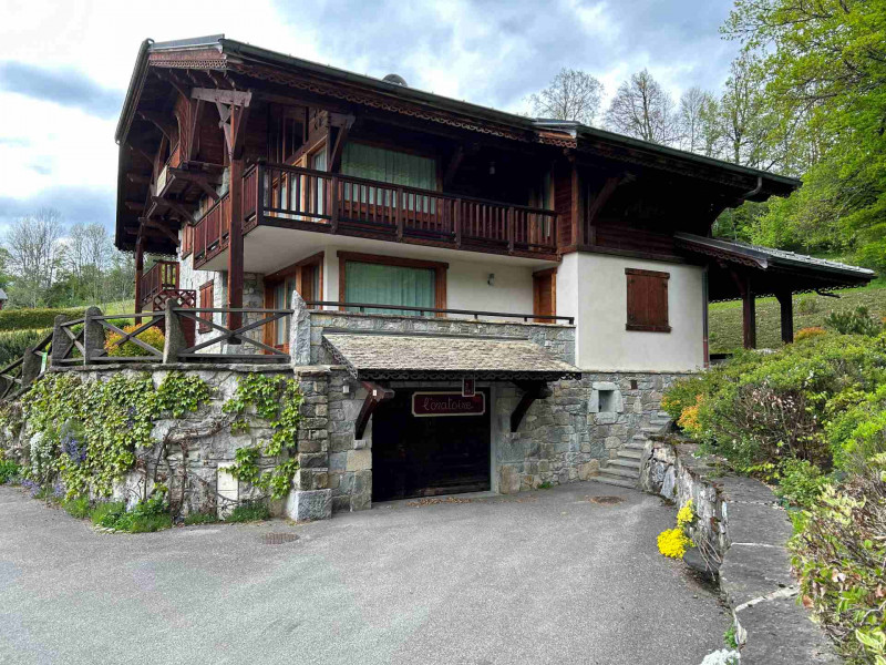 Exterior zoom garage entrance