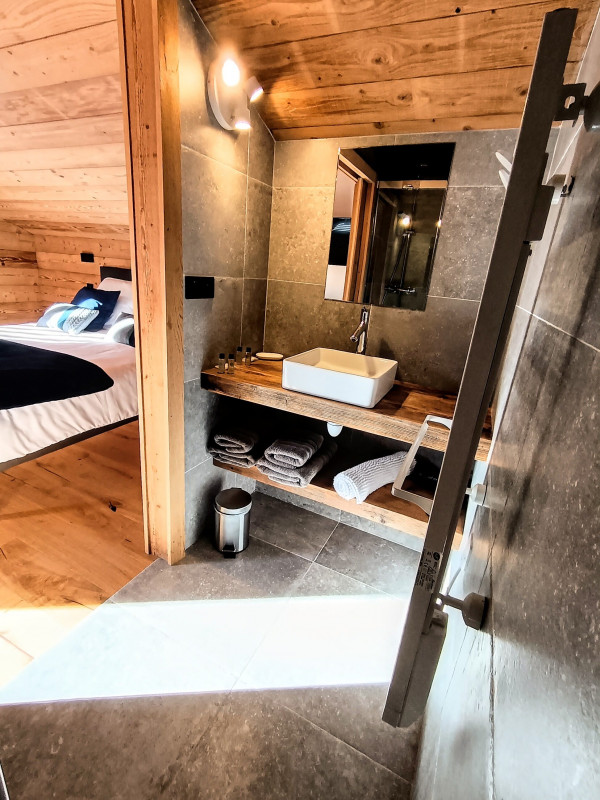 Douche, seche serviette et lavabo