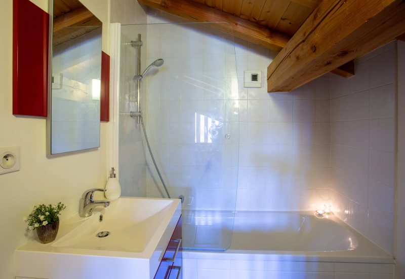 Bedroom 3 bathroom - © geeski Bedroom 3 bathroom