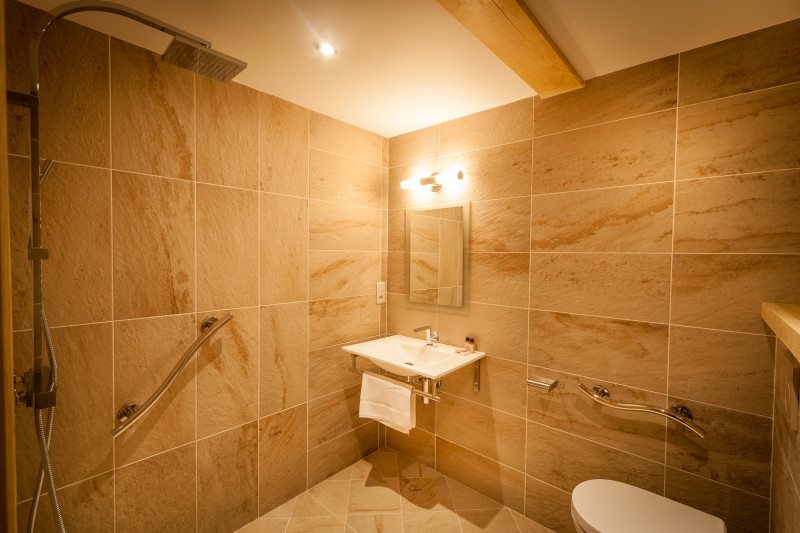 Salle de bain PMR étage 1 - © Christine Chapeley Salle de bain PMR étage 1