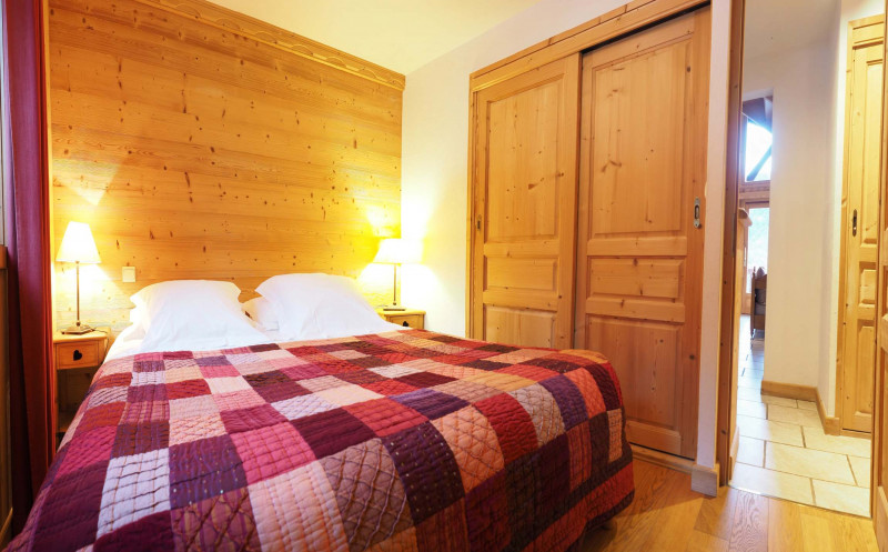 Chambre - Lit Queen size - Niveau 1 - Appartement PARADISIO 2 - © Christine Bianco Chambre - Lit Queen size - Niveau 1 - Appartement PARADISIO 2