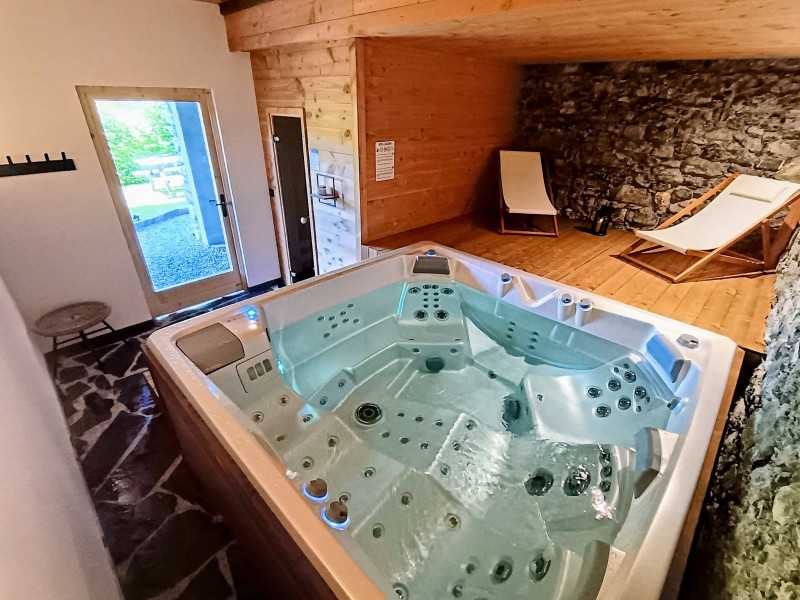 Jacuzzi/Sauna - © Jean-Marie Gurlie Jacuzzi/Sauna