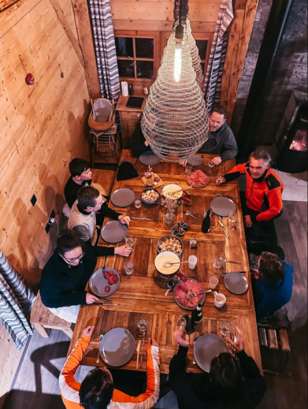 Salle à manger avec convives au Chalet d'alpage Mont Plaisir, refuge de quiétude Montagne à Samoëns, Haute Savoie - © Chalet Mont Plaisir, hébergement d'alpage dans les montagnes de Samoëns, Haute Savoie Salle à manger avec convives au Chalet d'alpage Mont Plaisir, refuge de quiétude Montagne à Samoëns, Haute Savoie