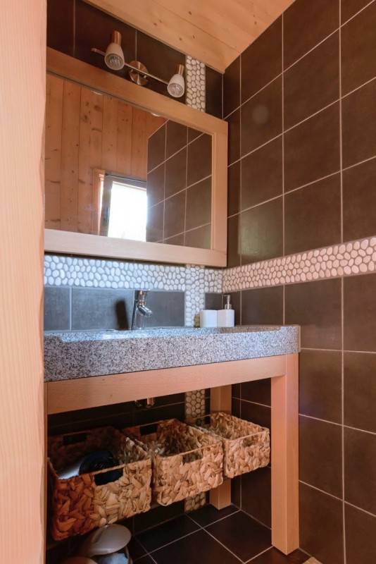 Une salle d'eau ( Douche non visible sur la photo)