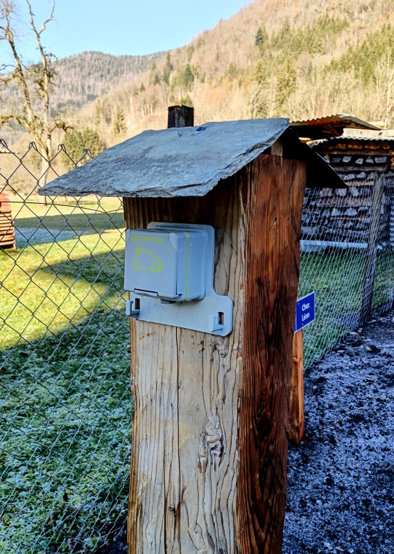 Prise voiture électrique - © Jean-Marie Gurlie Prise voiture électrique