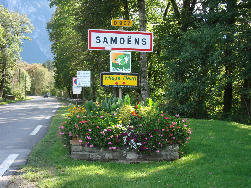 entrée du village rte de taninges