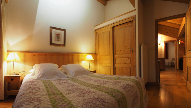 Chambre Lit Queen Size - Niveau 2 - Appartement OLYMPIA - Vue 2 modifiée Chambre Lit Queen Size - Niveau 2 - Appartement OLYMPIA - Vue 2 modifiée