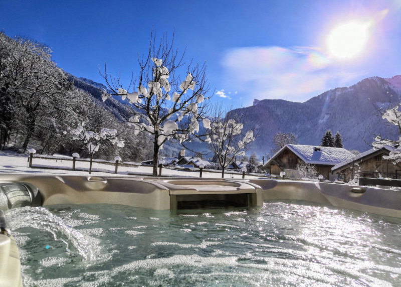 Jacuzzi - © Jean-Marie Gurlie Jacuzzi