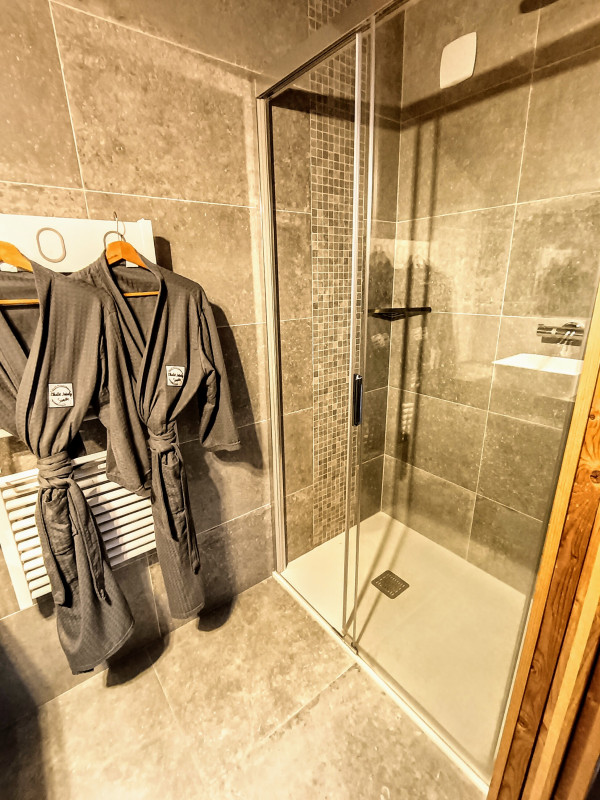 Salle de bain dans chambre 2