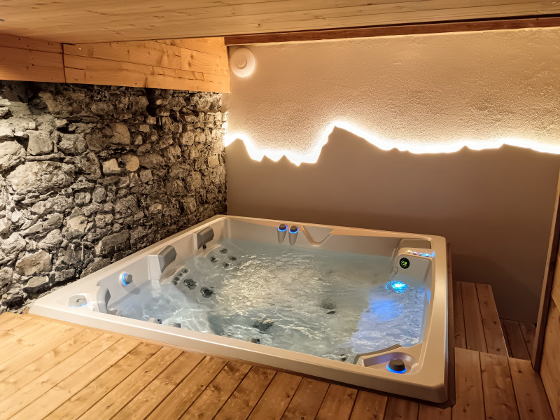 Jacuzzi - © Jean-Marie Gurlie Jacuzzi