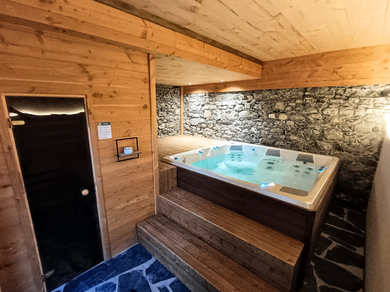 Jacuzzi - © Jean-Marie Gurlie Jacuzzi
