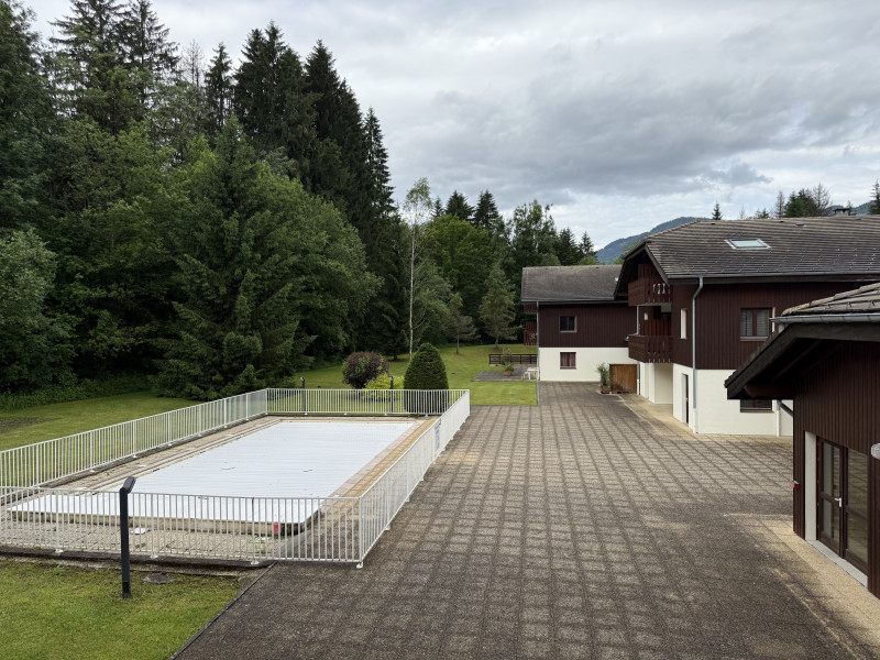 VUE DEPUIS LA FENETRE SUR LA COUR INTERIEURE ET PISCINE VUE DEPUIS LA FENETRE SUR LA COUR INTERIEURE ET PISCINE