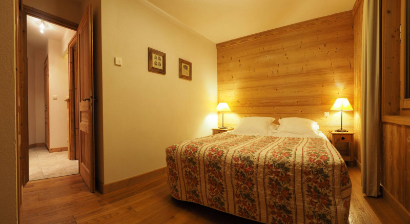 Chambre - Lit Queen Size - Appartement ARC-EN-CIEL