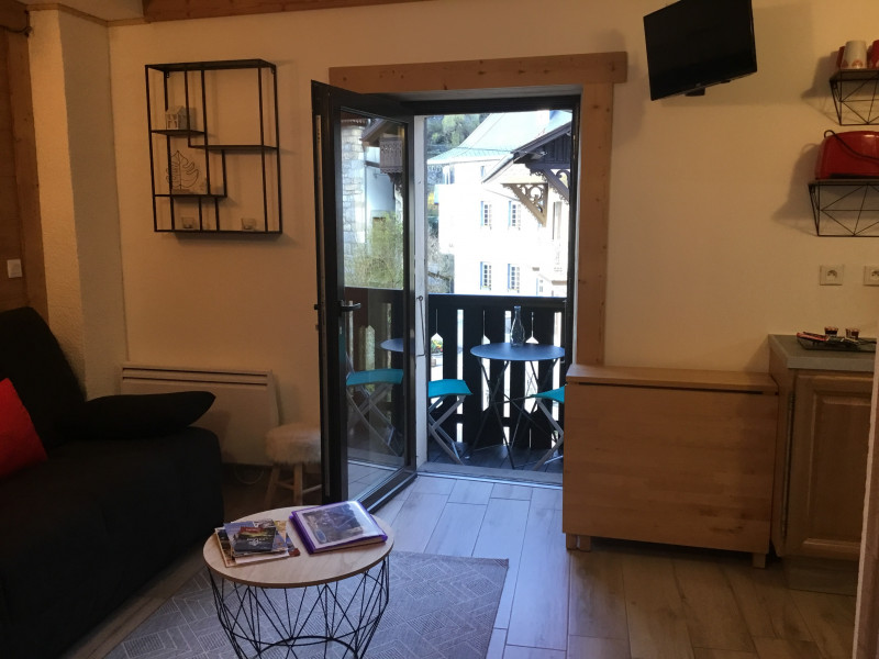 Séjour et fenêtre sur le balcon