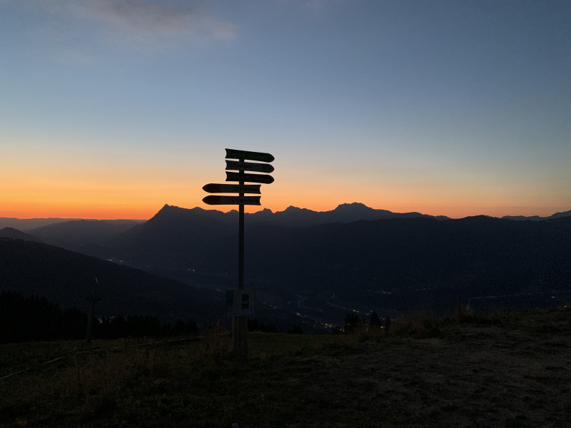 Couché de soleil sur les montagnes