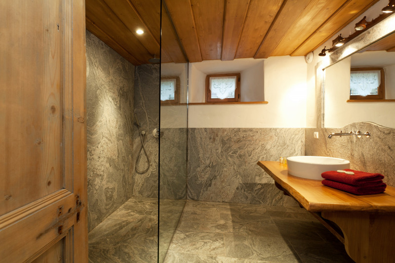 Salle de bain chambre Pont de Grange - © Hôtel Neige et Roc Salle de bain chambre Pont de Grange