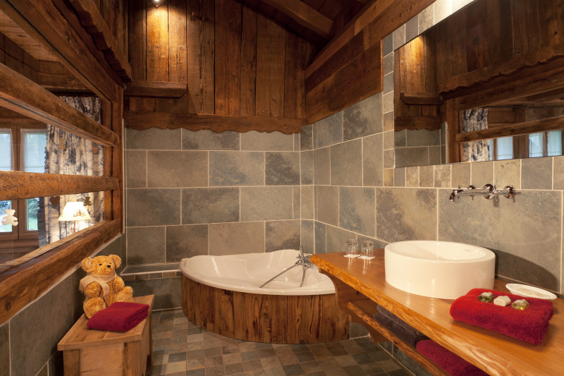Salle de bain chambre bleue - © Hôtel Neige et Roc Salle de bain chambre bleue