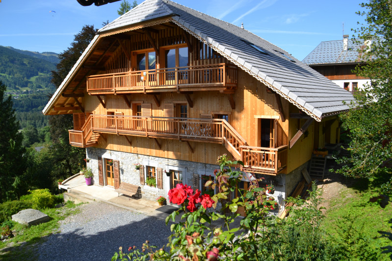 Vue générale du chalet en été