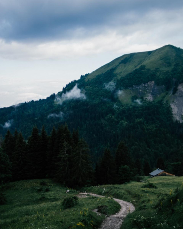 Vue panoramique sur le chalet d'alpage Mont Plaisir et sa vue sur la montagne du Giffre
