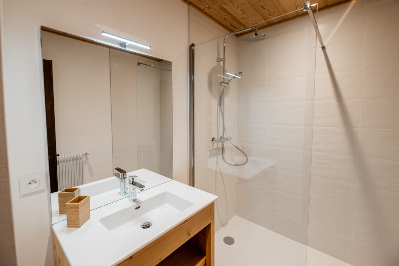 Salle de bain avec douche à l'italienne