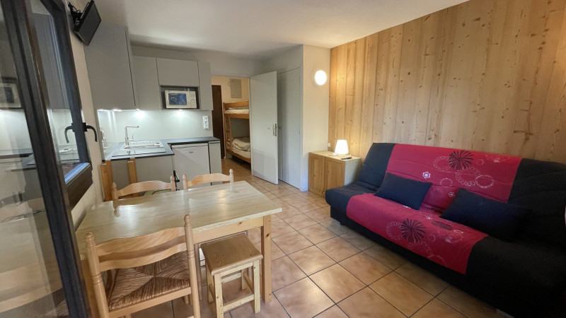 _lv_images__lot_0000000050_01_3475185