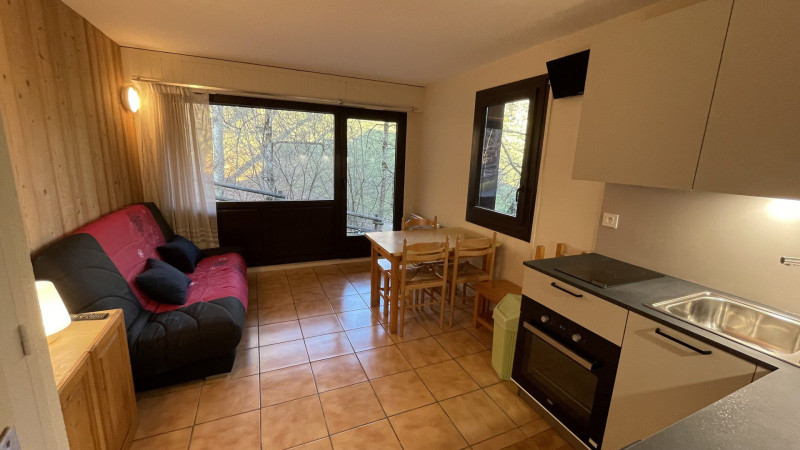 _lv_images__lot_0000000050_03_3267760