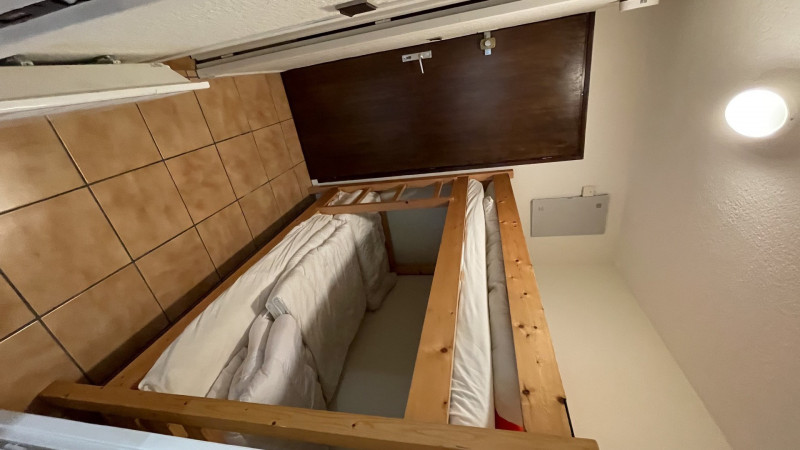 _lv_images__lot_0000000050_04_3273809