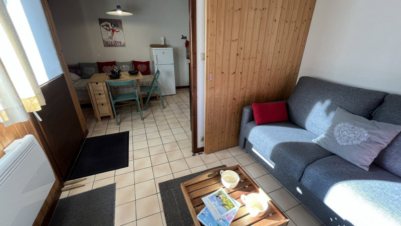 _lv_images__lot_0000000073_04_3715433